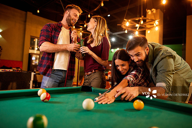 情侣在台球厅约会图片素材