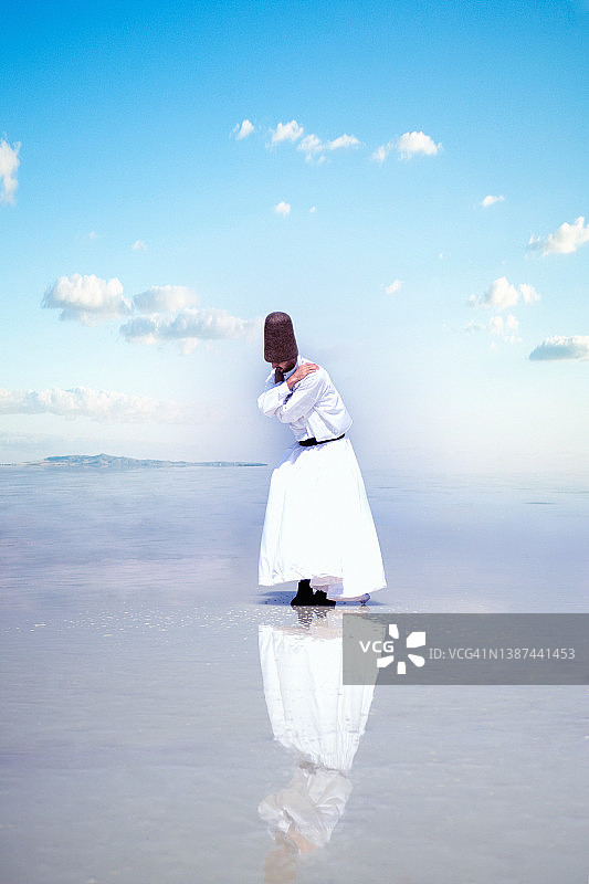 湖面上的旋转舞者图片素材