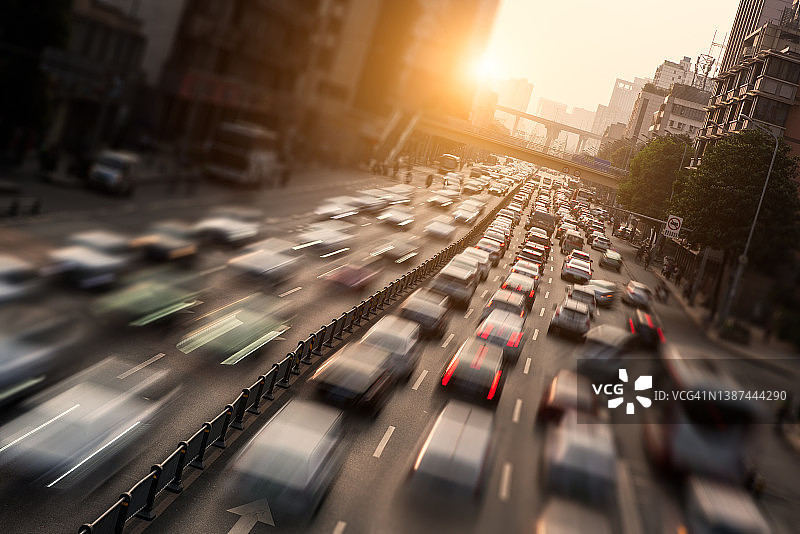日落时城市交通高峰期的汽车流量图片素材