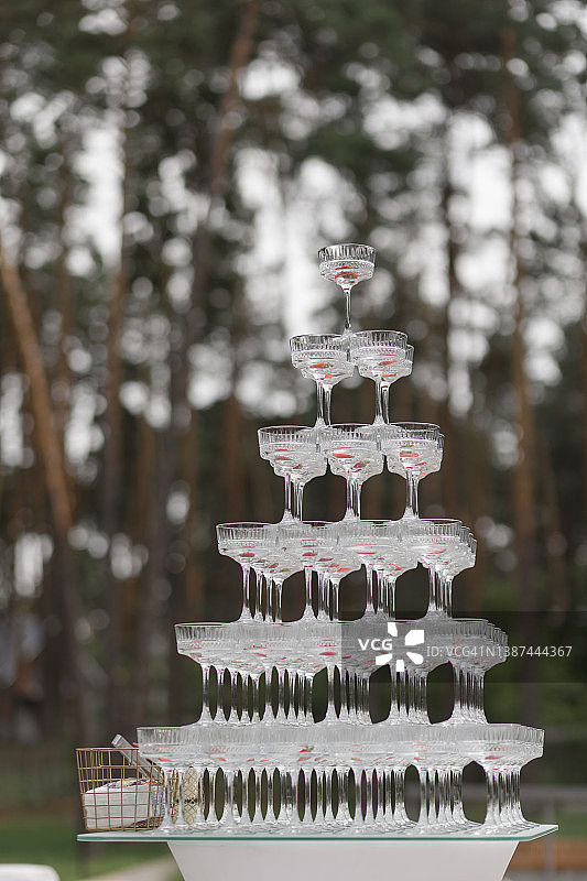 鸡尾酒杯金字塔排列图片素材