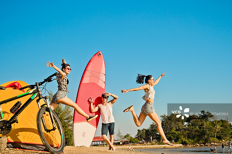 夏季跳跃的海面图片素材