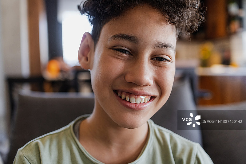 可爱的男孩在家里的特写图片素材