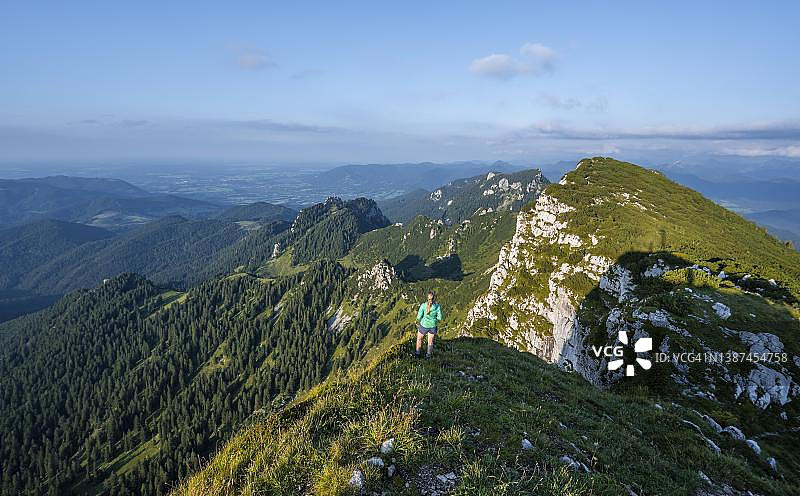 徒步旅行:前往贝内迪克滕万德,山脉和景观,巴伐利亚前阿尔卑斯山景观,贝内迪克特博伊恩,德国图片素材