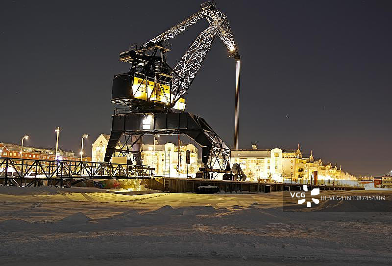 波罗的海冰冻海岸上的装载起重机，矿石装载，冬季，诺博顿省，波罗的海，拉普兰，瑞典图片素材