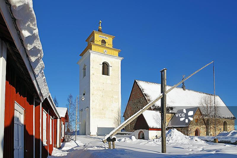 吕勒奥老城的世界遗产地，冬季的古老教堂和喷泉，瑞典拉普兰图片素材