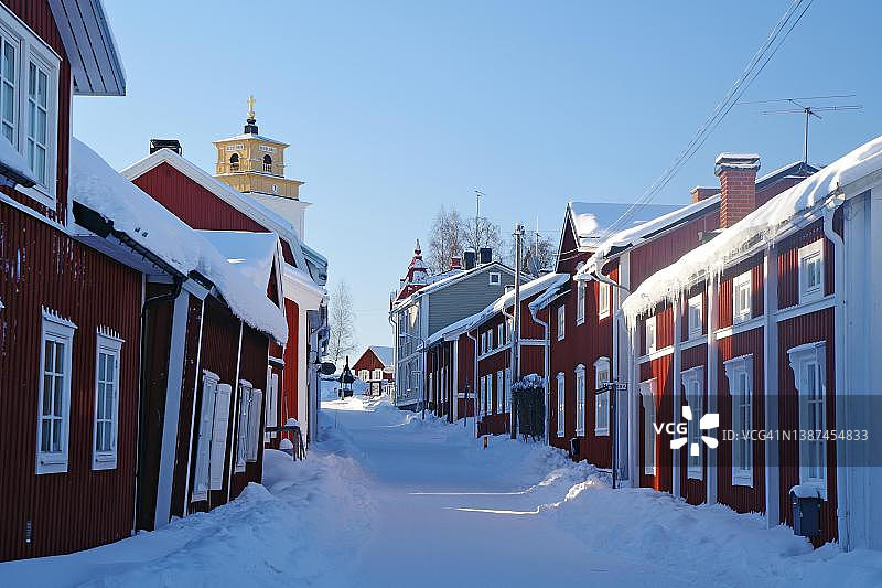 瑞典吕勒奥的红色木屋和教堂图片素材