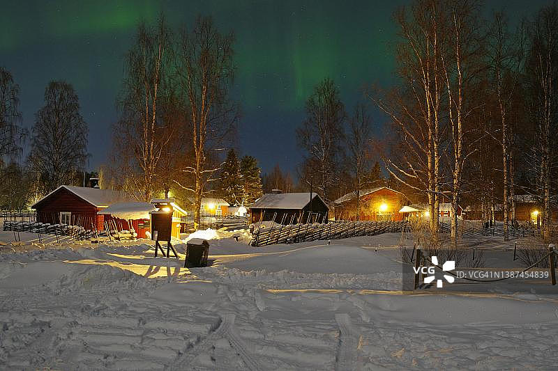 瑞典拉普兰吕勒奥的北极光和雪景木屋图片素材