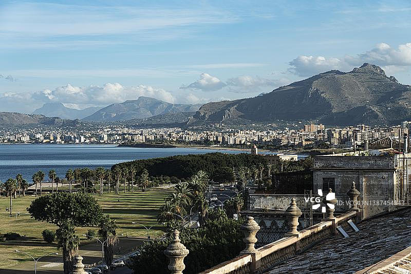 从布特拉宫眺望巴勒莫海湾和佩莱格里诺山，意大利西西里岛巴勒莫图片素材