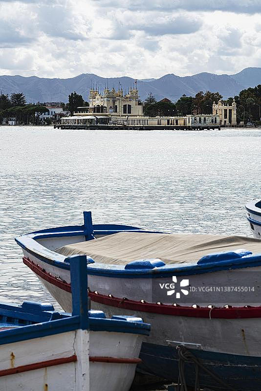 意大利西西里岛蒙德罗海滩的渔船、浴场和加洛山图片素材