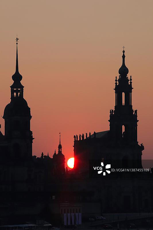 德国德累斯顿：冬日宫廷教堂与城堡图片素材