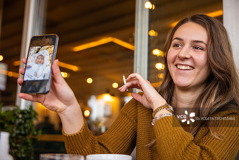 女人展示照片图片素材