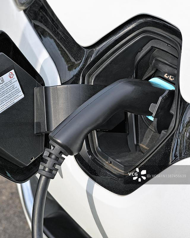 在英国充电站充电的电动汽车图片素材