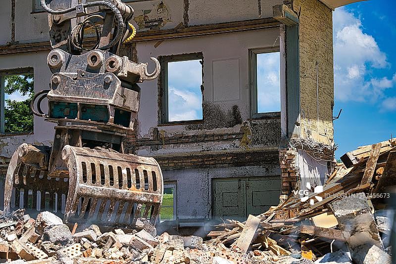 拆毁房屋墙前的碎片，挖掘机的铲子，沃尔夫豪森，瑞士图片素材