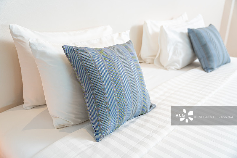 酒店房间床单上的枕头图片素材
