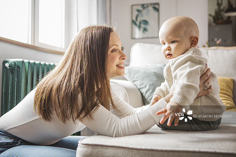 年轻家庭居家生活图片素材