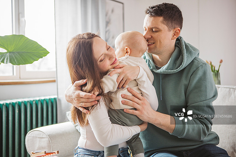 年轻家庭居家生活图片素材