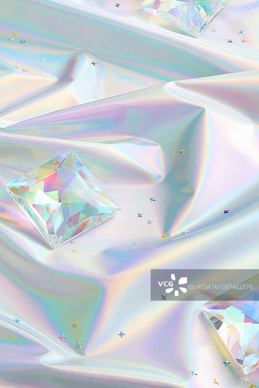 彩色霓虹全息纺织品上的玻璃水晶珠图片素材