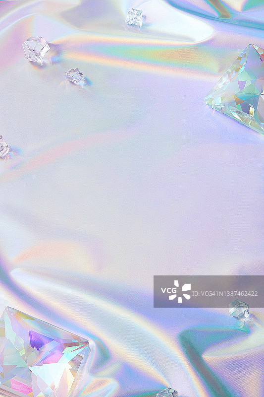 彩色霓虹全息纺织品上的玻璃水晶珠图片素材