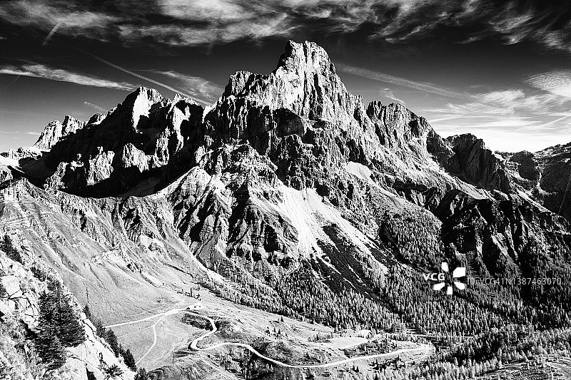 意大利多洛米蒂阿尔卑斯山的壮丽山景图片素材