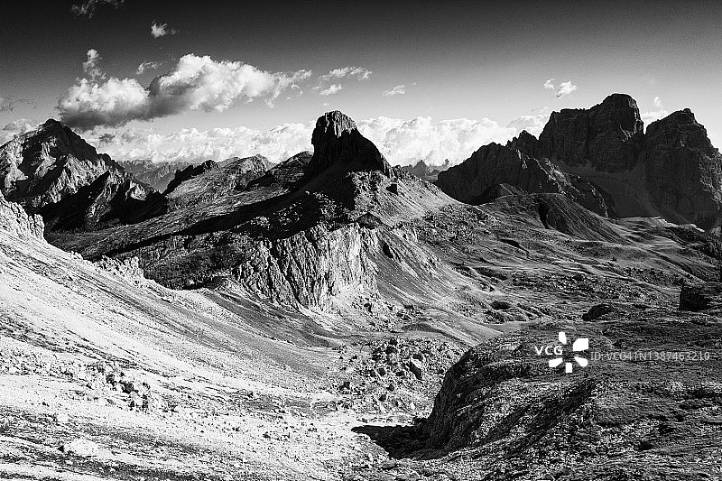 意大利多洛米蒂阿尔卑斯山的壮丽山景图片素材