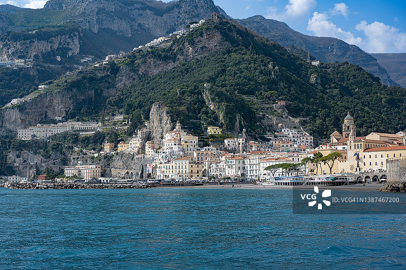 意大利那不勒斯附近风景如画的阿马尔菲海岸海景图片素材