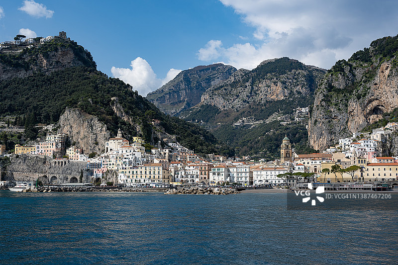 意大利那不勒斯附近风景如画的阿马尔菲海岸海景图片素材
