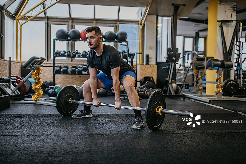 男人进行负重训练图片素材