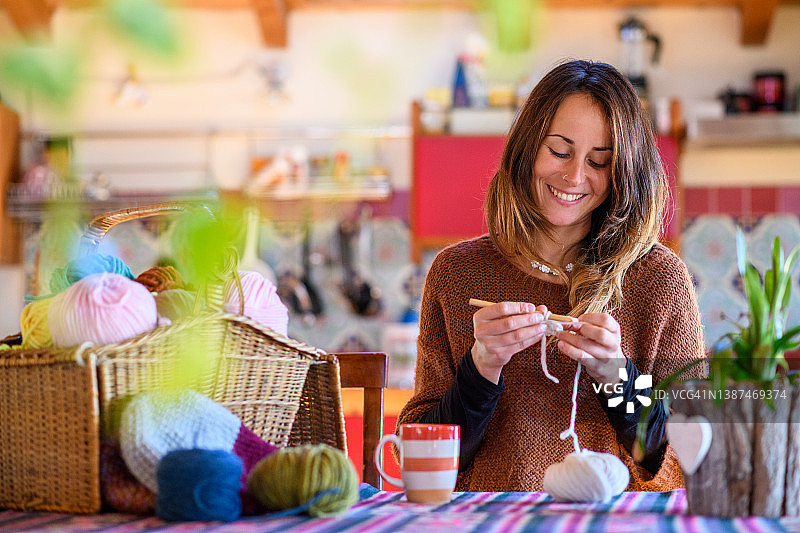 年轻女人在家放松编织图片素材