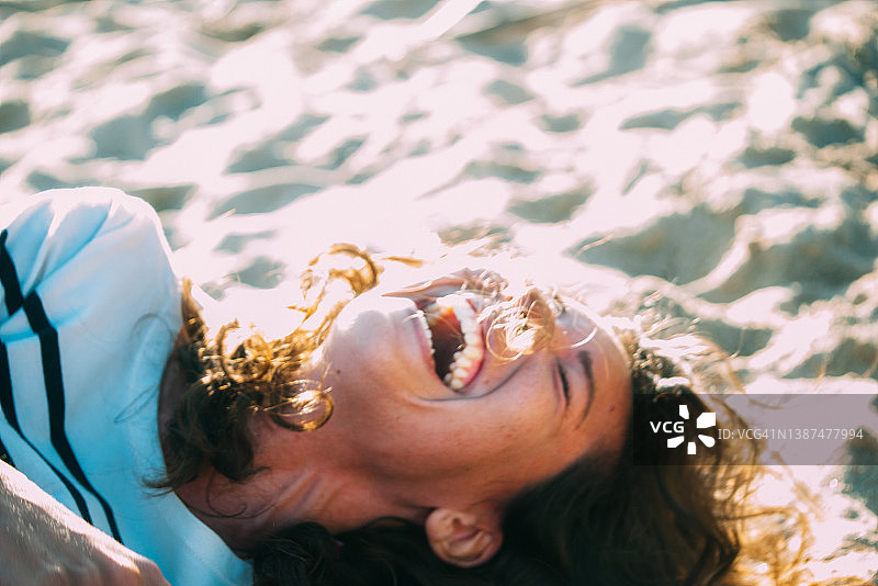 在沙滩上欢笑的女孩图片素材