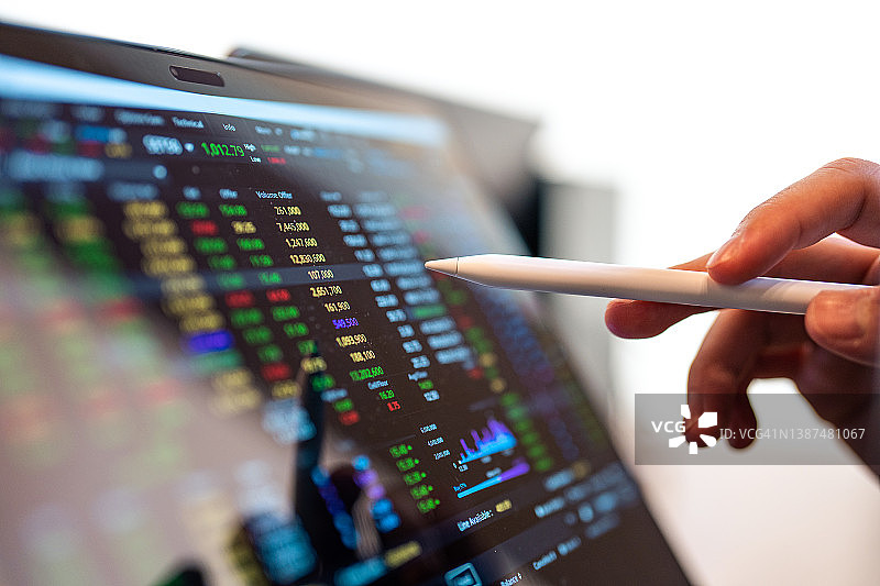 商务投资者通过手机App购买股票、加密货币和比特币图片素材
