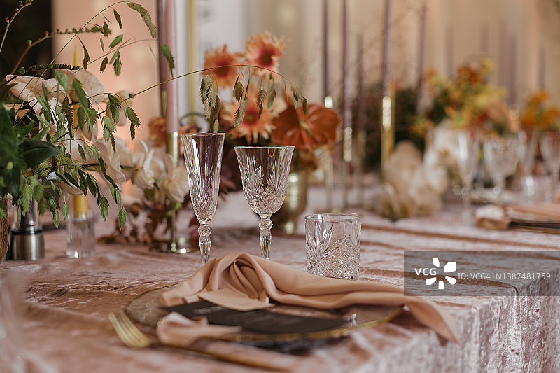 餐厅里丰盛的婚礼餐桌图片素材