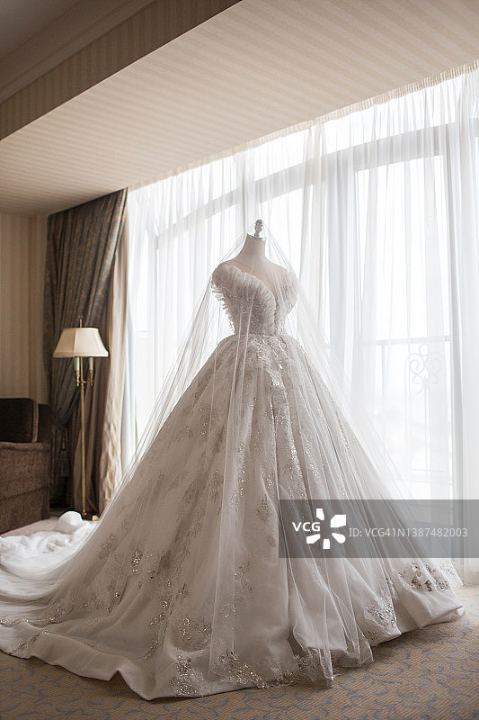 等待目的地的高级婚纱图片素材