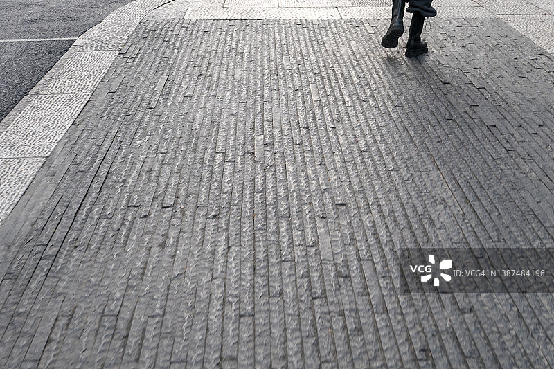 穿靴子的女人走路图片素材