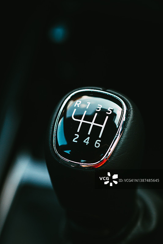 汽车内部的变速杆顶部特写图片素材