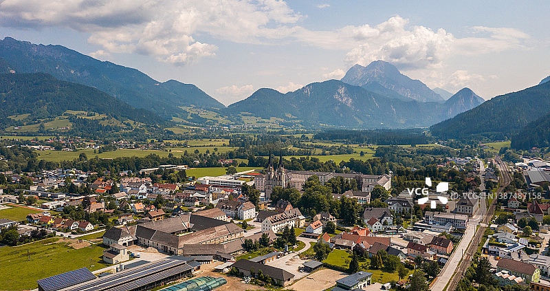 奥地利阿德蒙特镇的空中全景。阿德蒙特是奥地利施蒂利亚州的一个城镇，以1074年建立的阿德蒙特修道院而闻名。图片素材