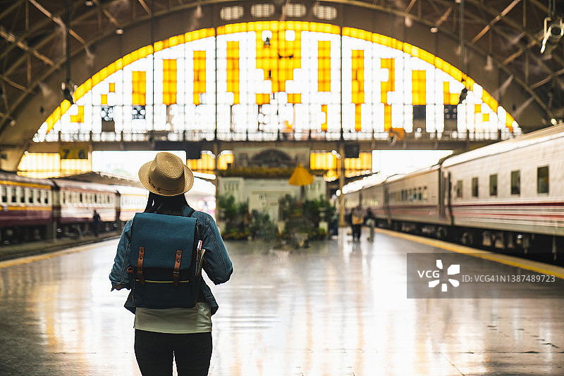 在火车站台上等火车的女游客们图片素材