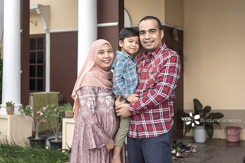 家门前的全家福图片素材