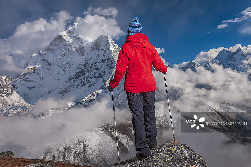 女人在喜马拉雅山脉珠穆朗玛峰国家公园观看日落图片素材