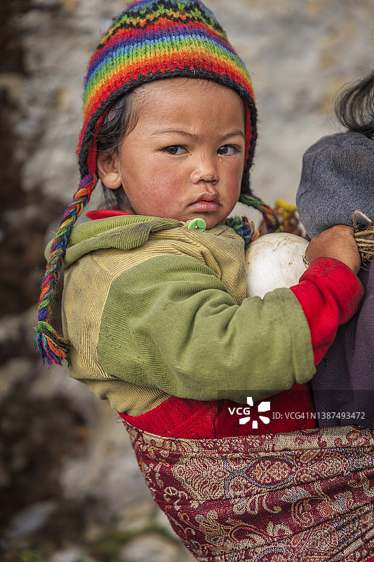 尼泊尔妇女和她的孩子，珠穆朗玛峰国家公园图片素材