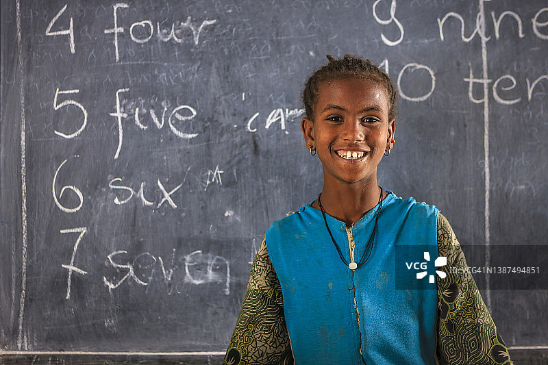学习英语的非洲小女孩图片素材