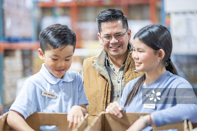 孩子们在食物银行帮忙图片素材