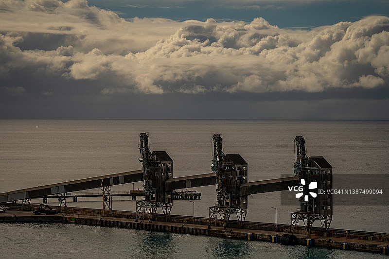 巴巴多斯港口的三台工业起重机图片素材