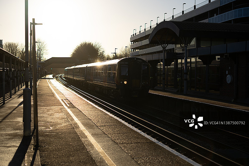 夕阳下列车驶入车站图片素材