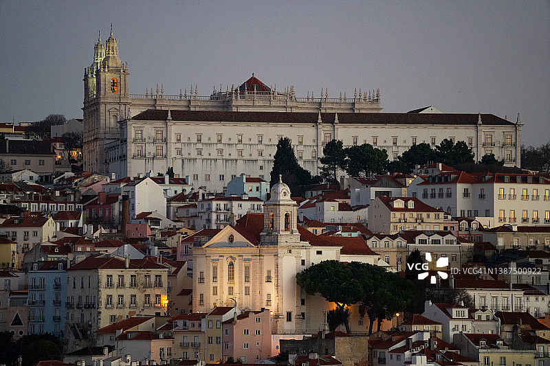 远处是圣维森特·德福拉修道院图片素材