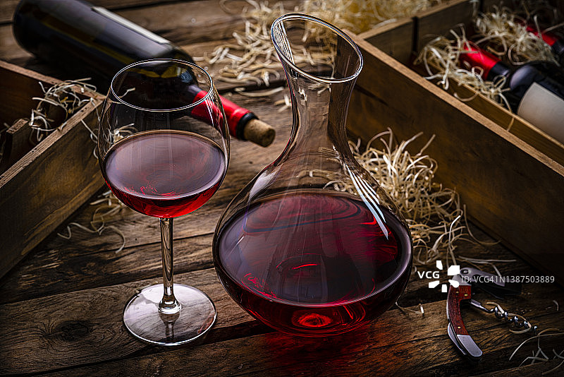 红酒杯和醒酒器在黑色桌子上图片素材