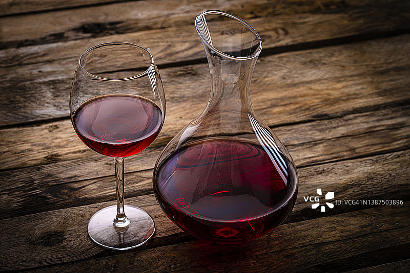 乡村木桌上的红酒杯和醒酒器图片素材