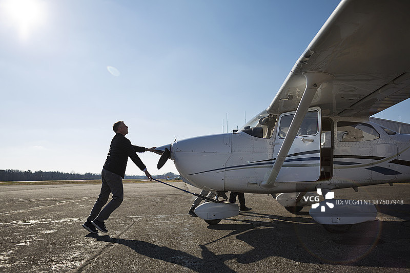 飞行员将飞机推到跑道上的位置图片素材