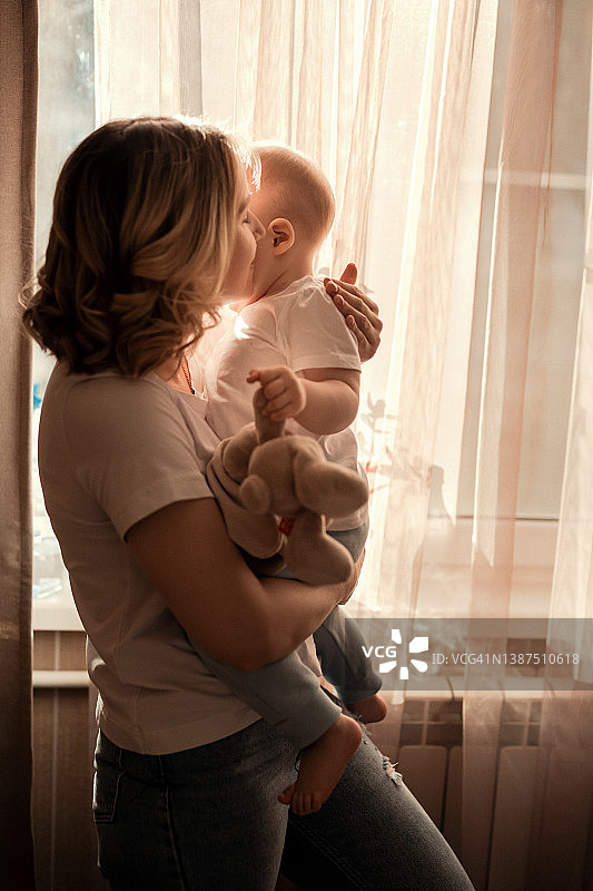妈妈和女儿在家里的温馨时刻图片素材
