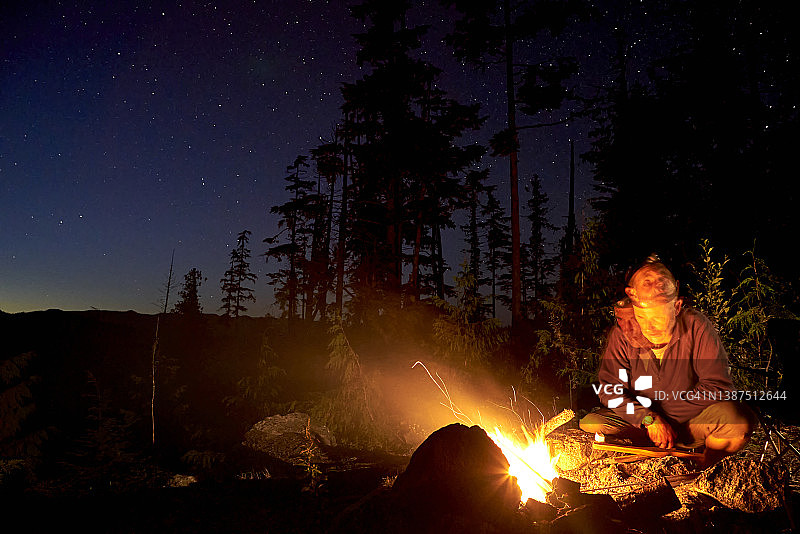 一位老年男子和他的篝火，加拿大温哥华岛不列颠哥伦比亚省图片素材