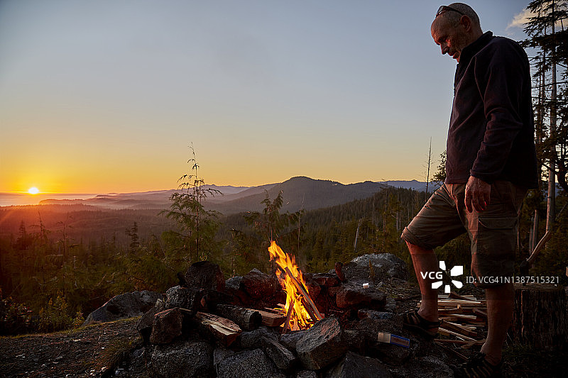 一个老年男子和他的营火温哥华岛BC加拿大图片素材